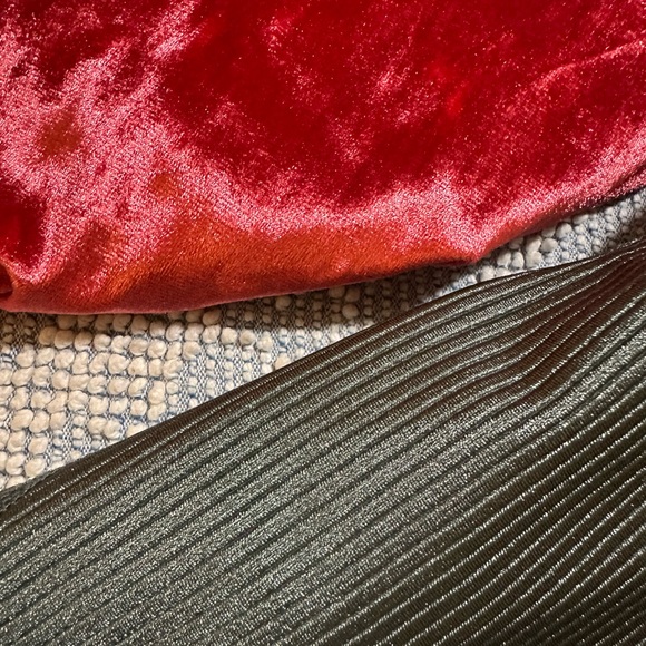 LOT of 2 Unique FABLETICS Velvet Red and Green shiny Leggings Sz M - Picture 2 of 14